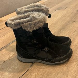Teva Thinsulate Waterproof Little Cloud faux fur boot Size 9